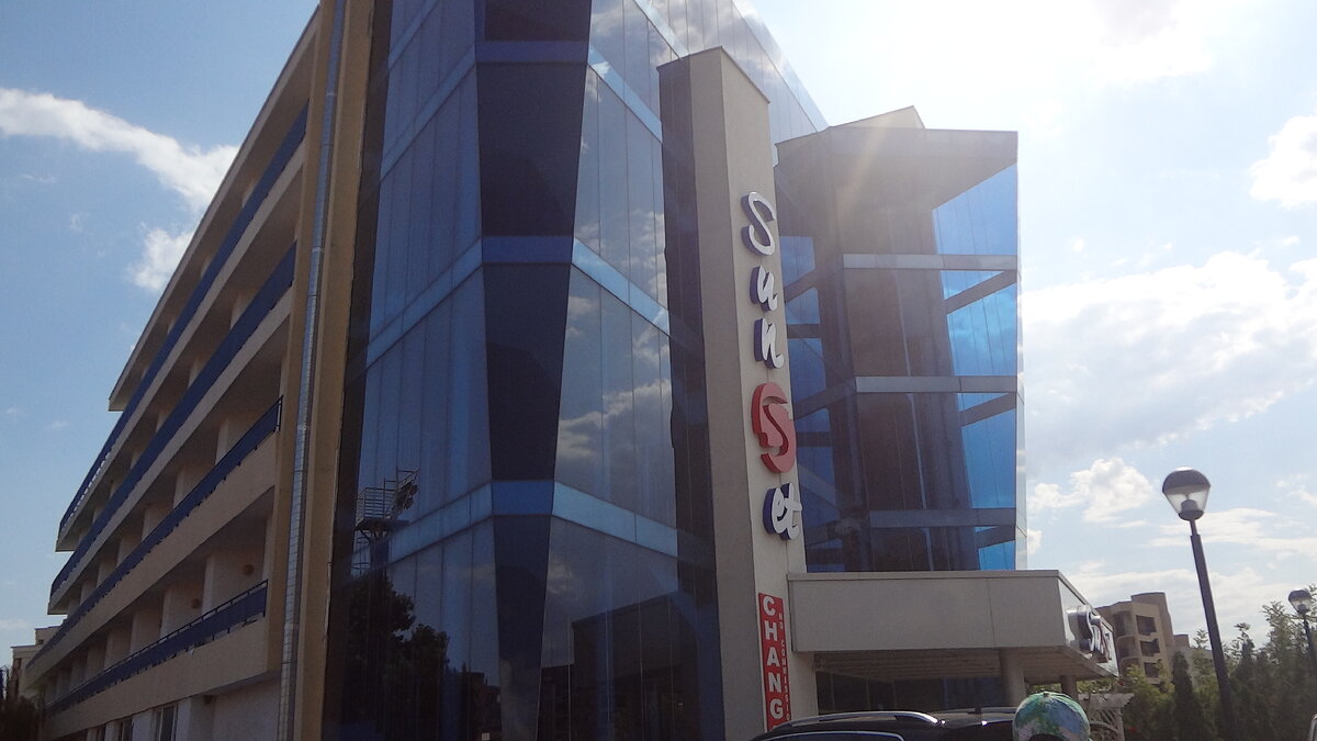 Вид отеля со стороны входа.