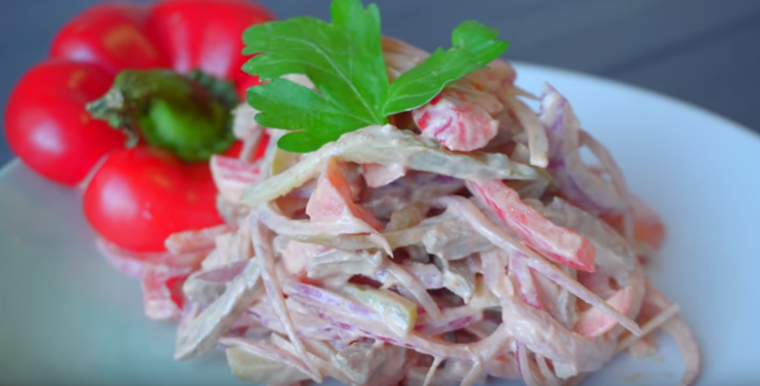 Очень простой в приготовлении и вкусный мясной салат.
