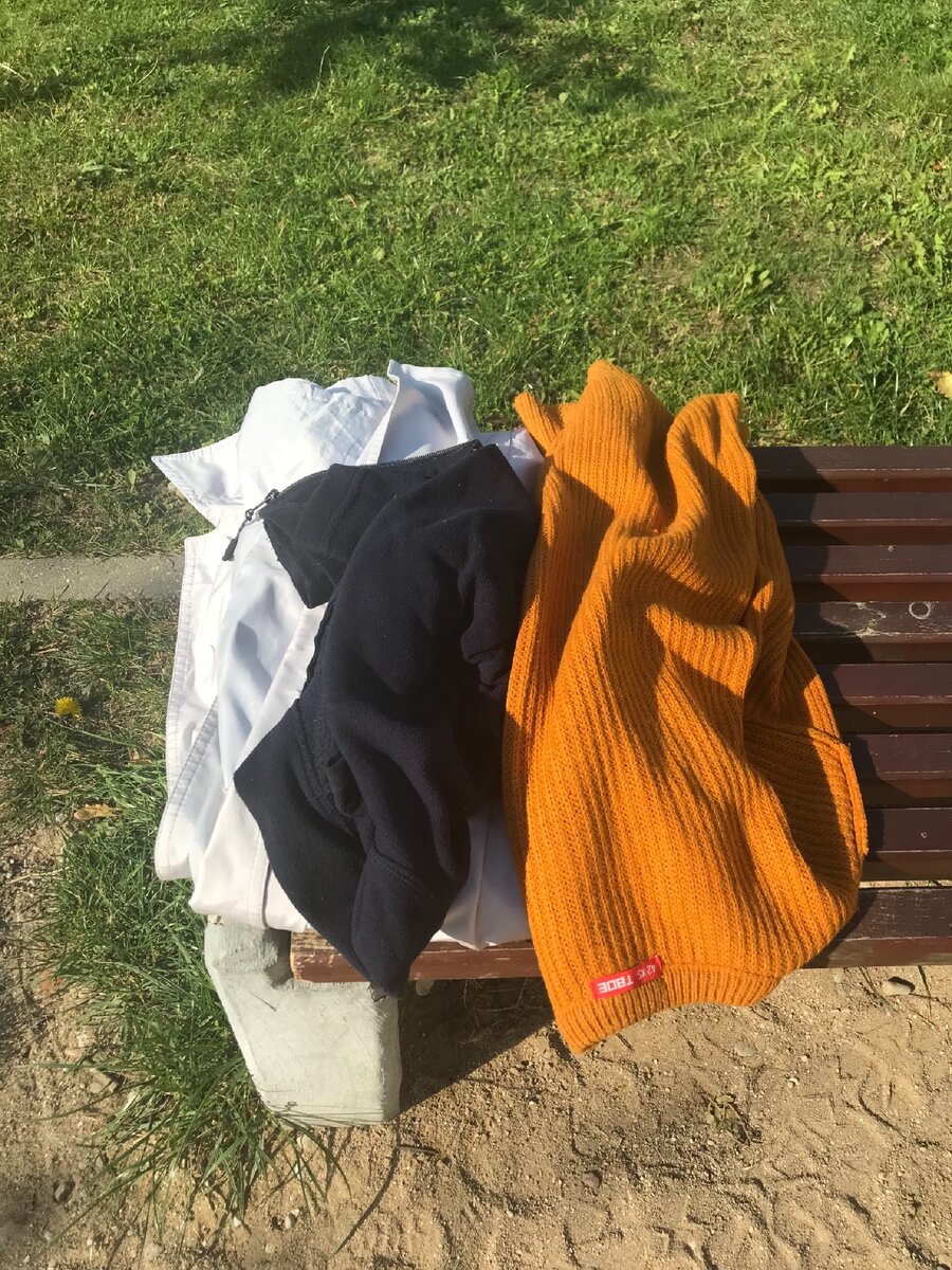 А это моя и Сашкина одежда, которую мы радостно скинули на лавку )