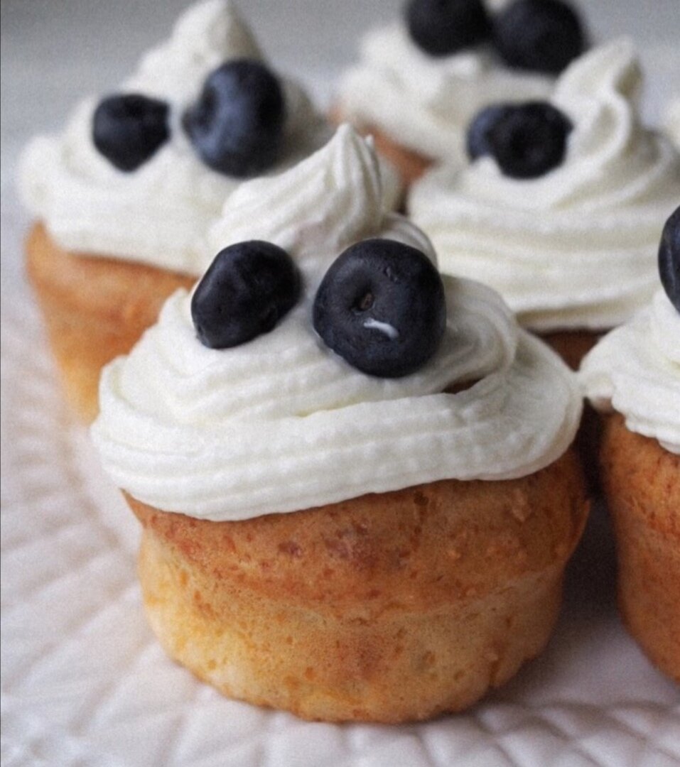  
Очень пористый и мягкий кекс, альтернатива калорийному кексу, хорошо подходит для людей контролирующим вес