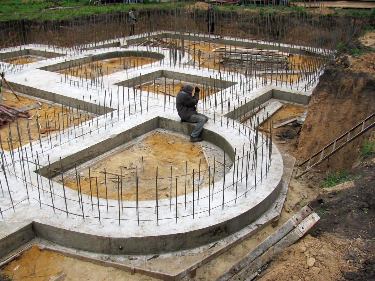 Могучий монолитный ленточный фундамент для цокольного этажа высотой 3 м. Я запроектировал!