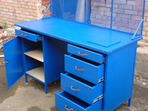 Любому сварщику или токарю необходимо рабочее место, где можно осуществлять работы с металлом: обработкой, заточкой, резкой, шлифовкой. Для этих целей нужен слесарный верстак. Главным отличием слесарного верстака от столярного является металлическая поверхность, в то время как поверхность столярного сделана в основном из дерева.