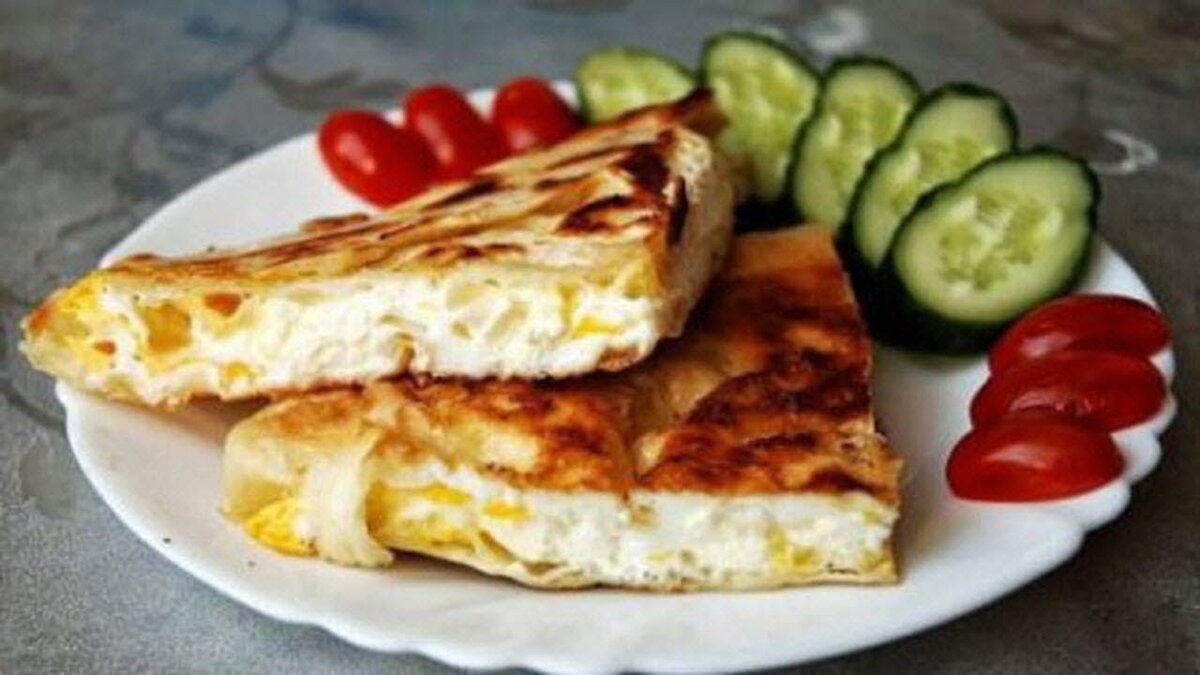 Завтрак из лаваша. Сырое яйцо сыр лаваш. Сырое яйцо сыр лаваш. Лаваш с яйцом и сыром на сковороде. Бутерброды в лаваше.