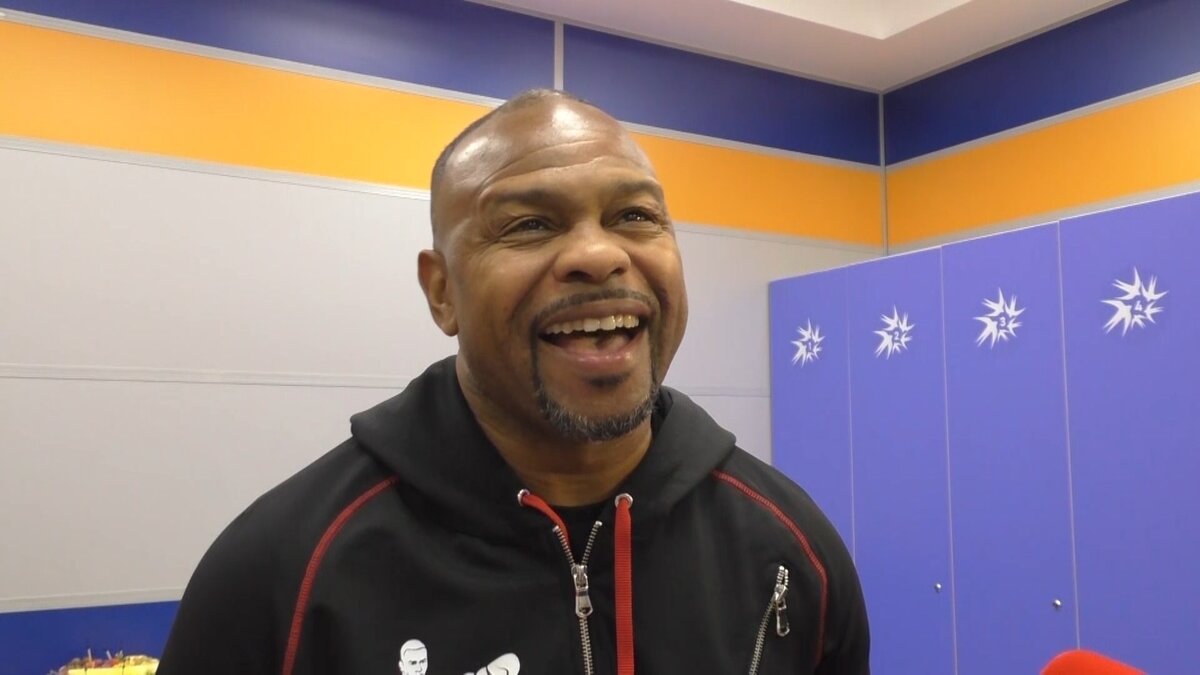 Рой Джонс смеется. Ему задали очень интересный вопрос