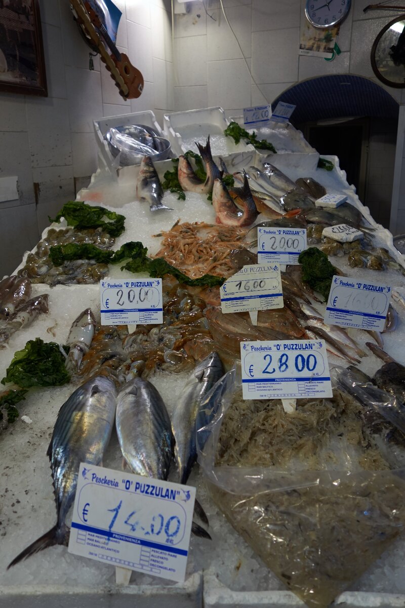 Витрина небольшого рыбного магазинчика в Неаполе