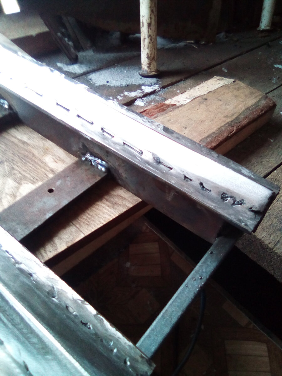 Основание  увело при сварке квадрата 16х16 мм и пластины