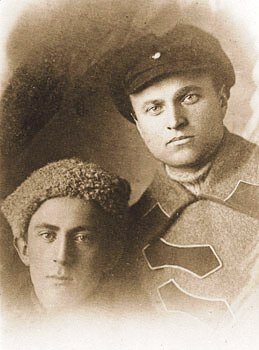 Красноармеец Кирилл Орловский с другом, фото: pandia.ru 