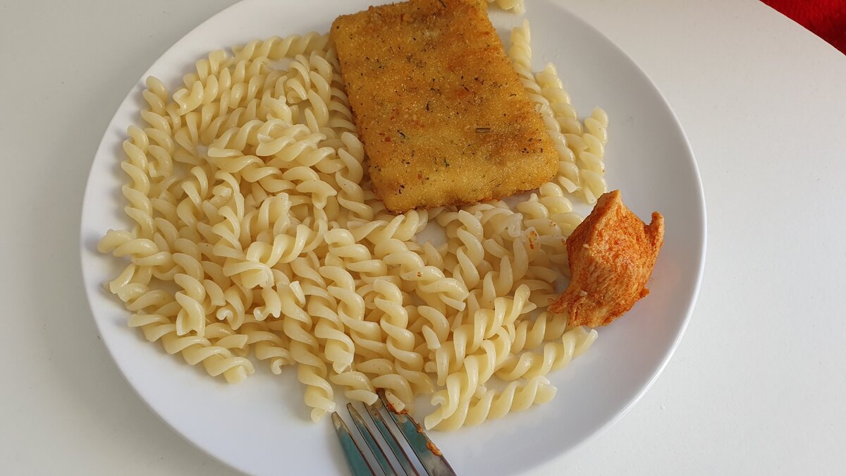 Рыбка с макарошками и кусом курицы, который надо было доесть