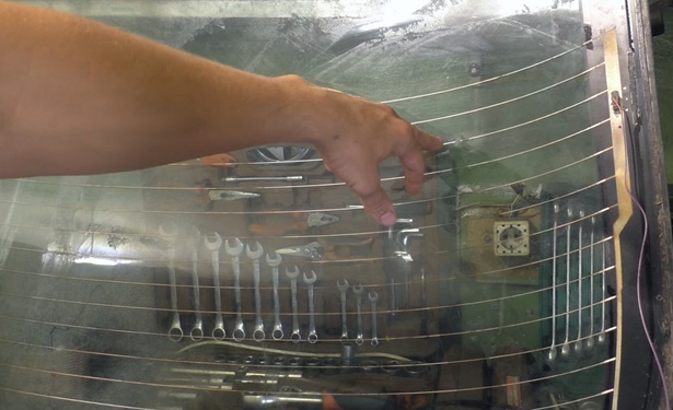 Поврежденная нить обогрева стекла