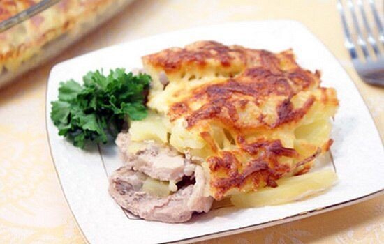 Мякоть свинины 300 г Картофель 5-7 шт
Луковица 1 шт
Сыр 100 г
Соль по вкусу
Перец 