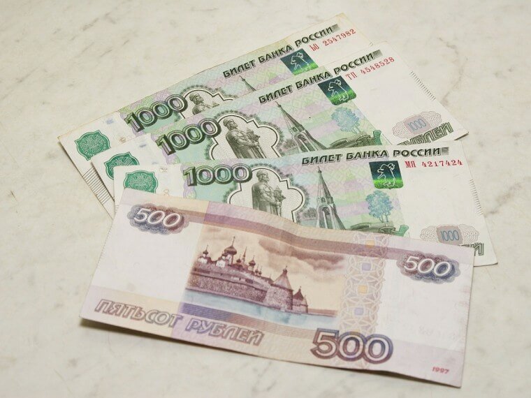 две с половиной тысячи. идиот древнегреческое слово. 2 тысячи рублей. пачка денег 5000. идиот определение слова.