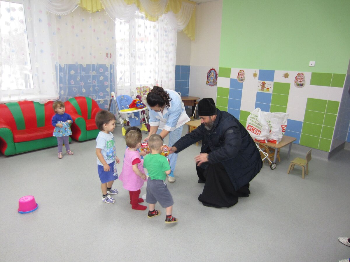 Священник Виктор Кобзов  и дети в детском доме.