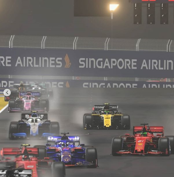 Гоночные болиды на трассе, которая проходит прмо через центр города