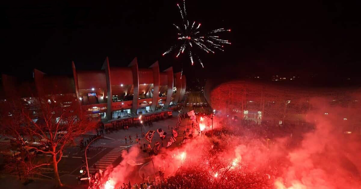болельщики "ПСЖ" возле стадиона (источник https://twitter.com/PSG_inside)