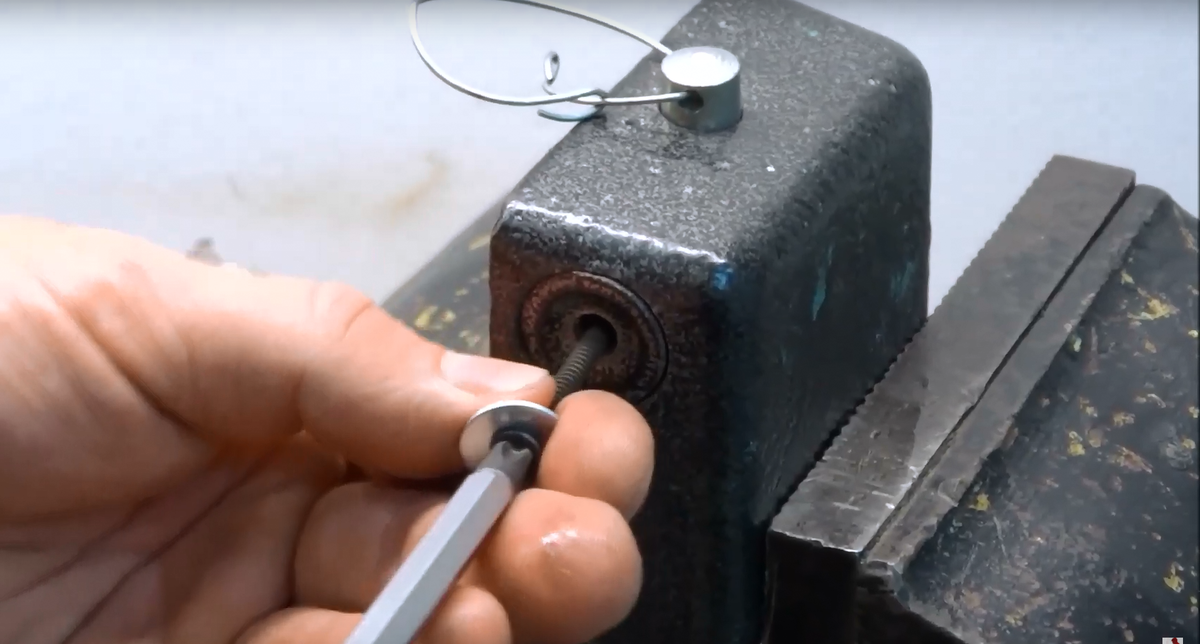 Вкручивают саморез в личину.