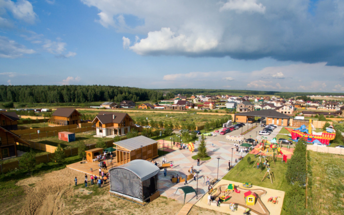 детская площадка и площадь для жителей поселка.