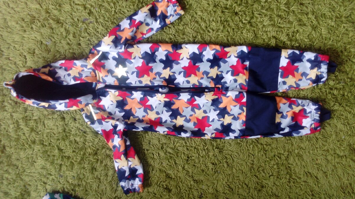 Комбез очень хороший по качеству ,подойдет на теплую весну.                                  Из минусов- узковаты рукава и маломерит,что часто бывает конечно.           Я взяла на 2 года,но моему годовику      подошла хорошо,есть не большой запас.#_ 