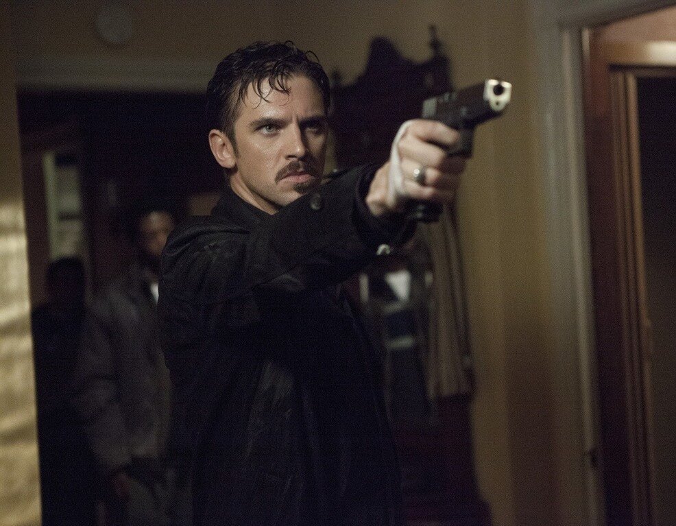 Кадр из фильма "Прогулка среди могил" (2014)