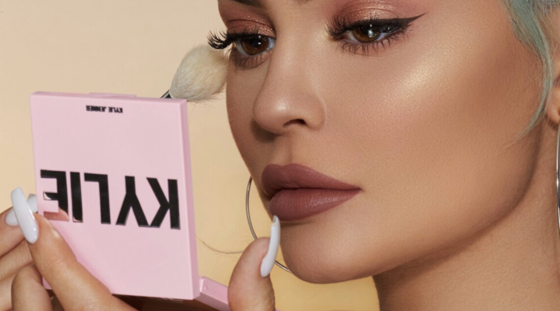 Кайли, в рекламе одной из линеек собственной косметики