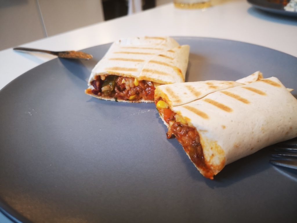 Буррито на тарелке