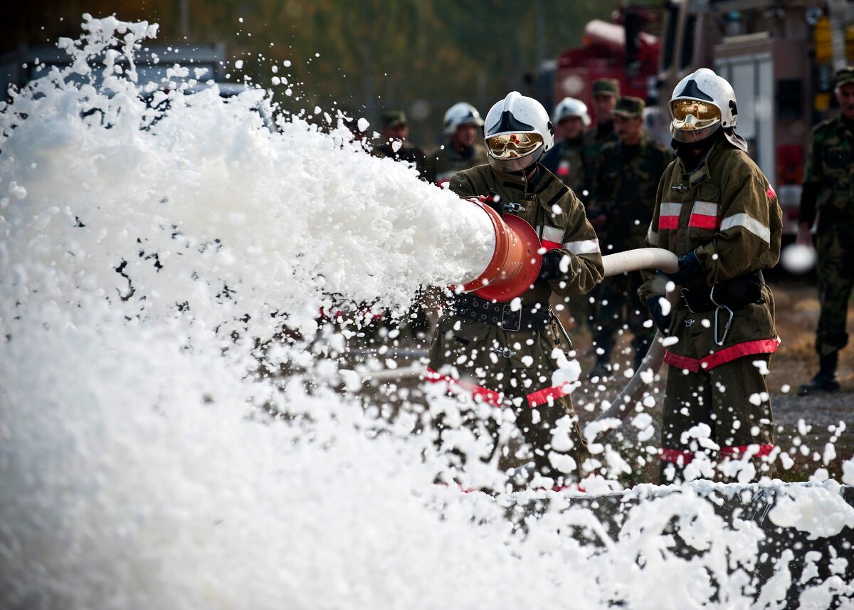 Фотография с ресурса ЯНДЕКС.КАРТИНКИ. Тушение пеной.