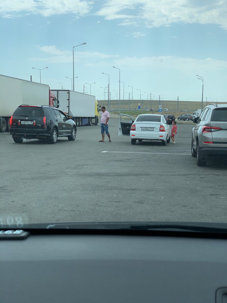 Тормозят каждую проезжающую машину. К остановившимся прямо перед ними землякам на Кодиаке даже не подошли!