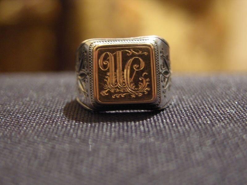 Перстень м. Кольцо с буквой м серебряное. Печатка серебро инециаломи. Палата злата мужские печатки золото. Перстни чемпионов кхл.