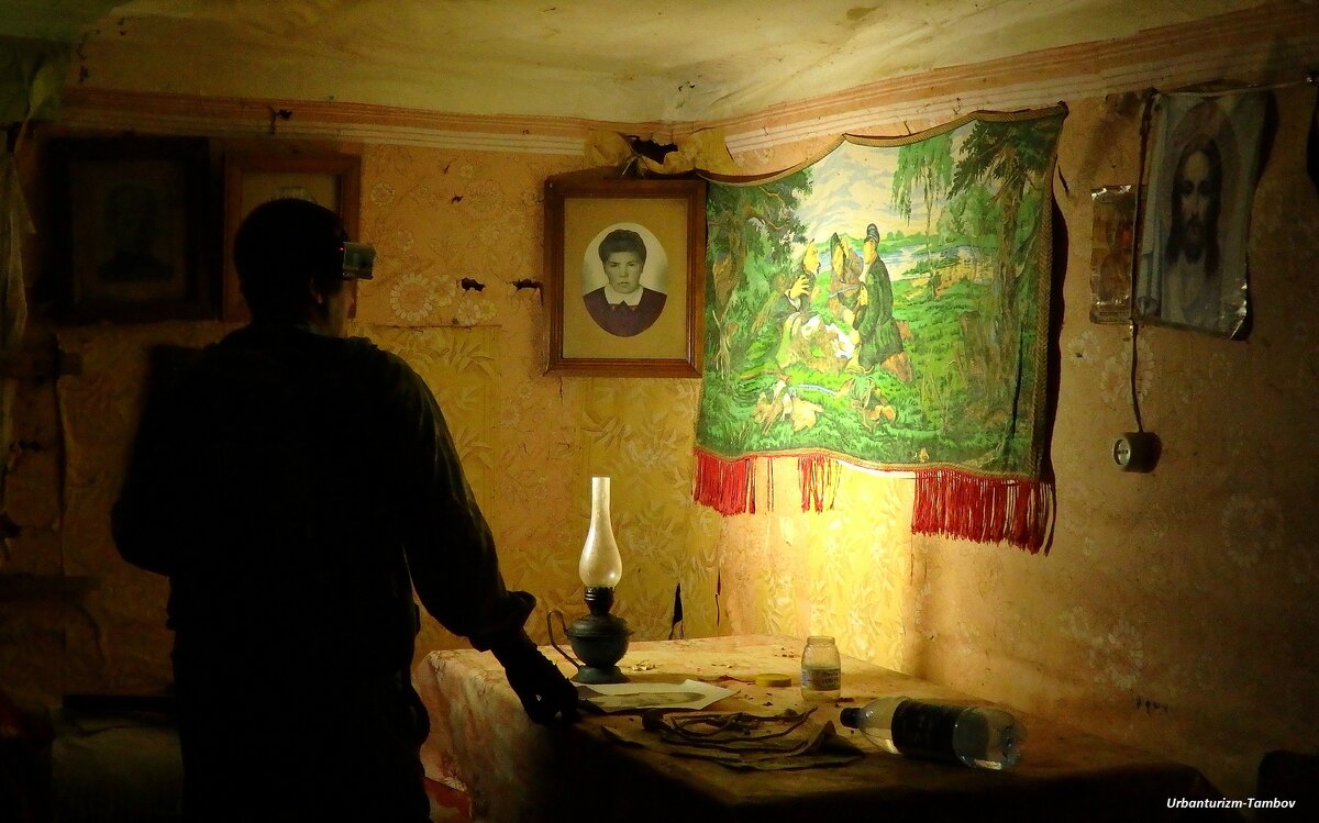 Заброшенный мир дзен. Дисковый телефон в интерьере. Старые заброшенные дома. Телефоны которые удивят исторические. Заброшенный мир дзен.