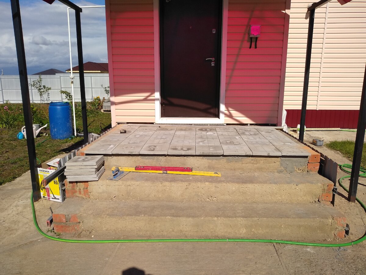 Первым делом сделал раскладку плитки и разметил площадку. Так как крыльцо у меня ровное, то откуда начинать кладку разницы не было, поэтому начал с первой ступени. @ Горбунов Сергей