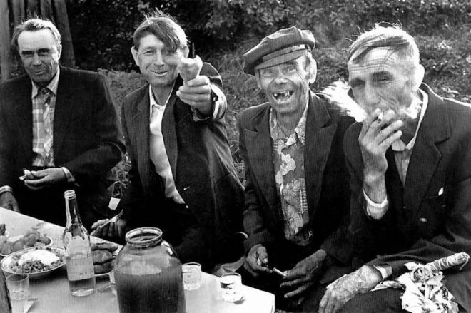 Плыл в начале 1980-х знакомый художник по Северной Двине на "Гоголе". Поставил этюдник на палубе, пишет - а сзади пристроился мужичок, и видно, что интересно ему, хочет заговорить, но не находит повода. Наконец, подошел, встал рядом, смачно плюнул в воду и произнес: "А культурный, бл*дь, падла, у этой посудины ход!". - "И через десять минут мы уже вместе пили водку", завершал художник этот рассказ.