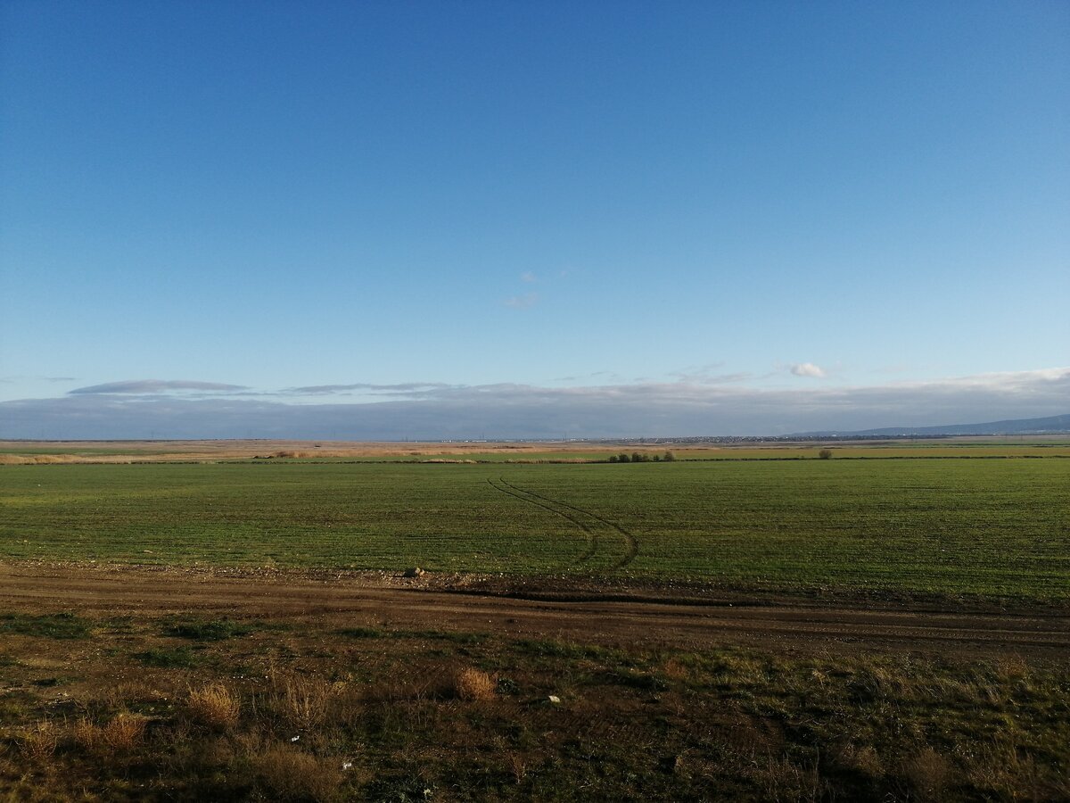 Вид на Феодосию с Тавриды, вдалеке горы, море и сам город