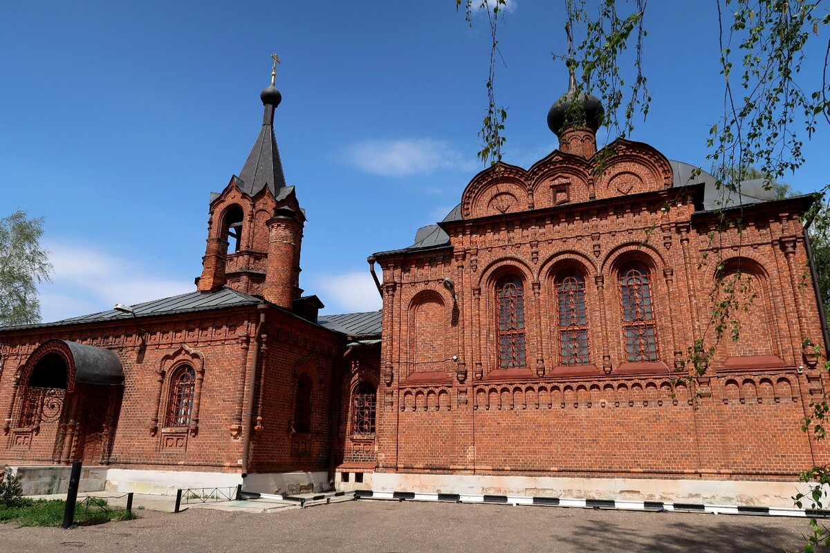 Кирпичная церковь саагун. Храмы в псевдорусском стиле. Новосибирск церковь кирпичная. Церковь илии пророка в изварине. Храм илии пророка внуковское.