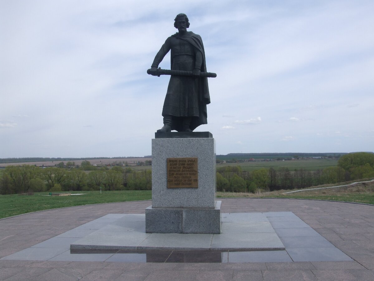 Памятник Князю Дмитрию Донскому в Монастырщино.