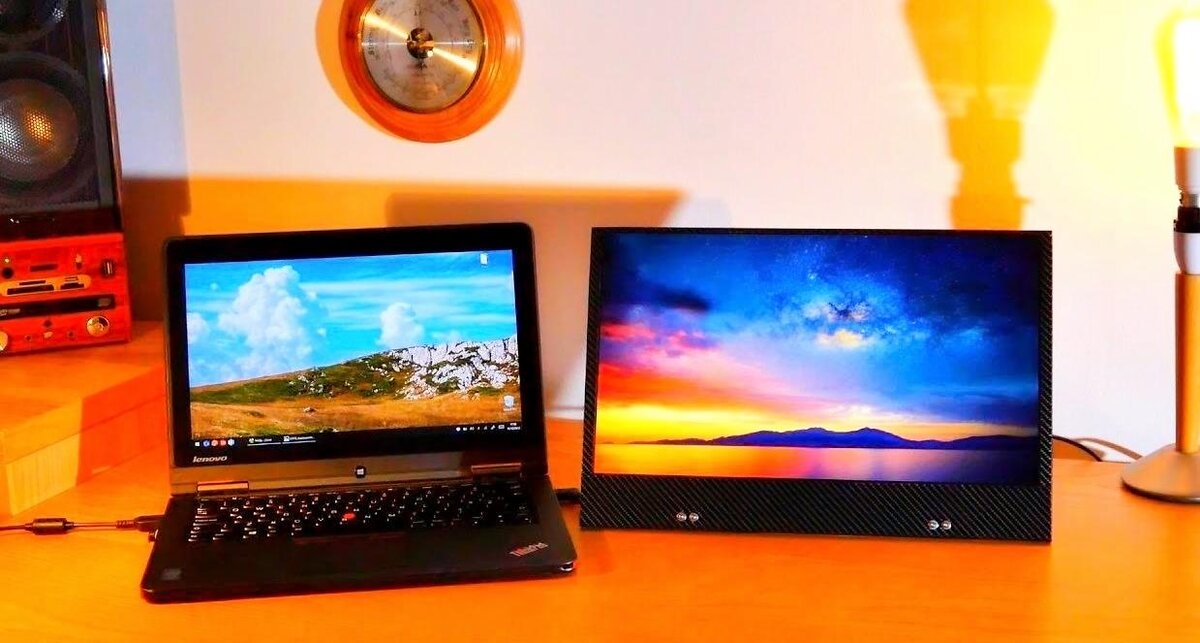 Ноутбук имеет подcветку на клавиатуре которая включается при нажатии клавиш.