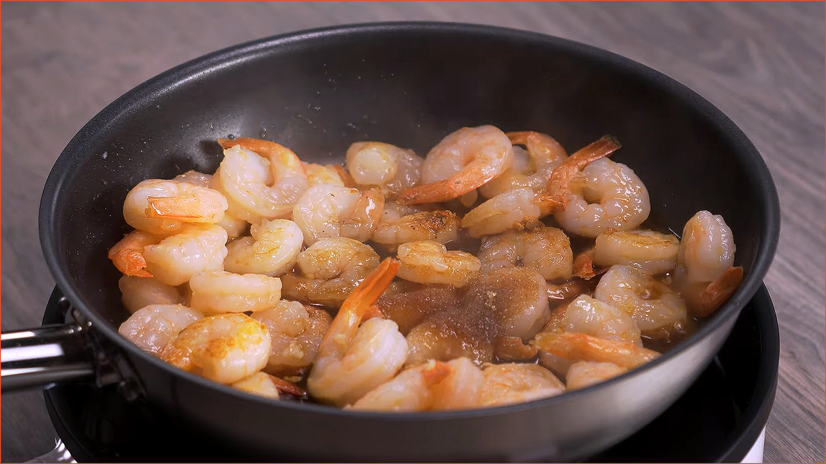 Жареные морепродукты со стручками гороха и грибами в сковороде вок