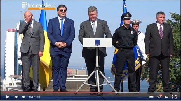 На лабутенах, нах и восхитительных штанах...