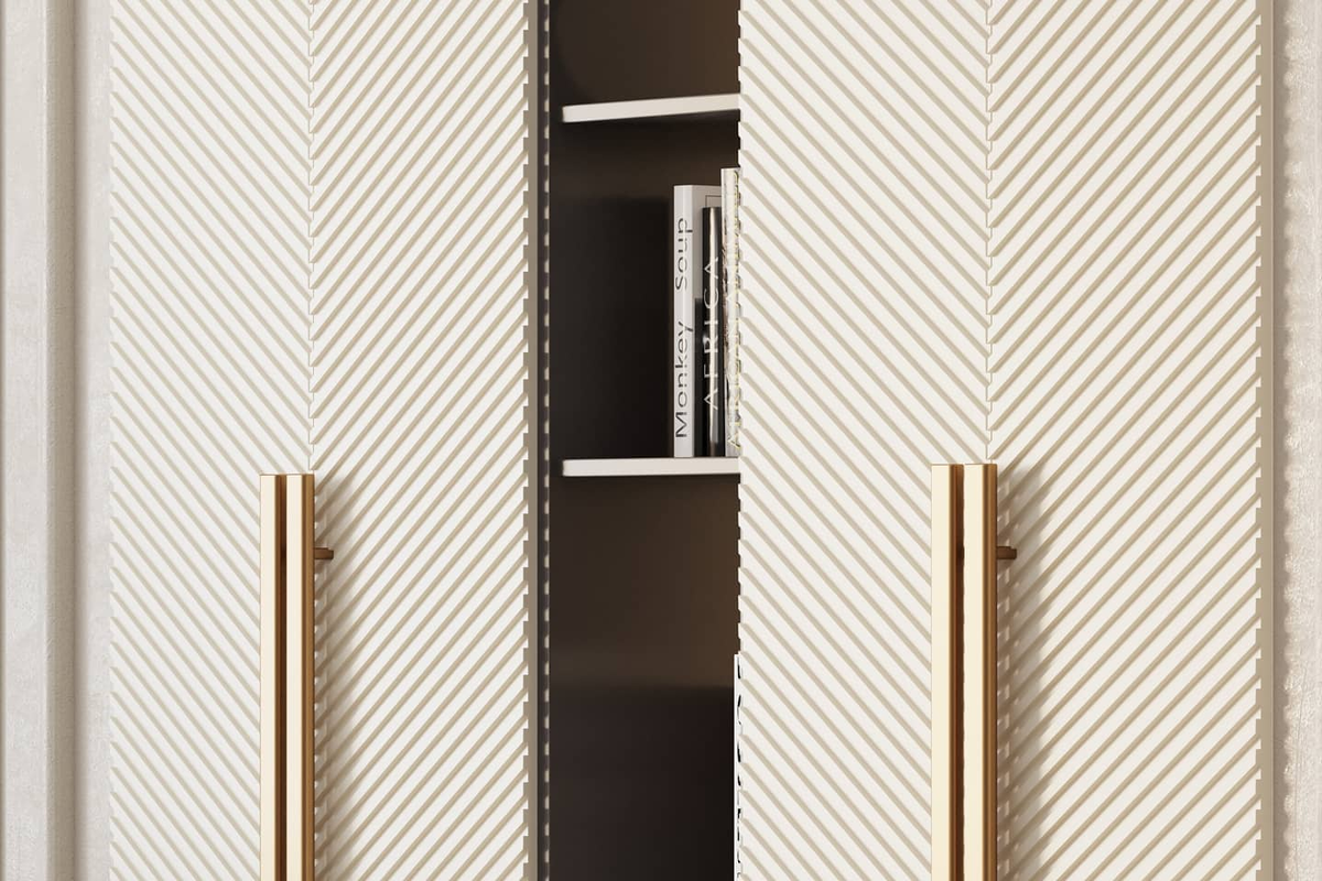 Нежный молочный цвет фасадов шкафа «Селена» с 3d-эффектом идеально гармонирует с золотистого цвета дизайнерскими ручками.