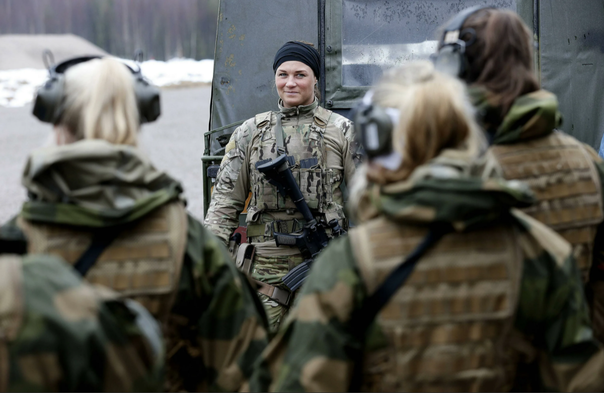 Девушки из спецподразделения. Источник фото: https://4archive.org/board/k/thread/32948512/women-in-uniform-thread