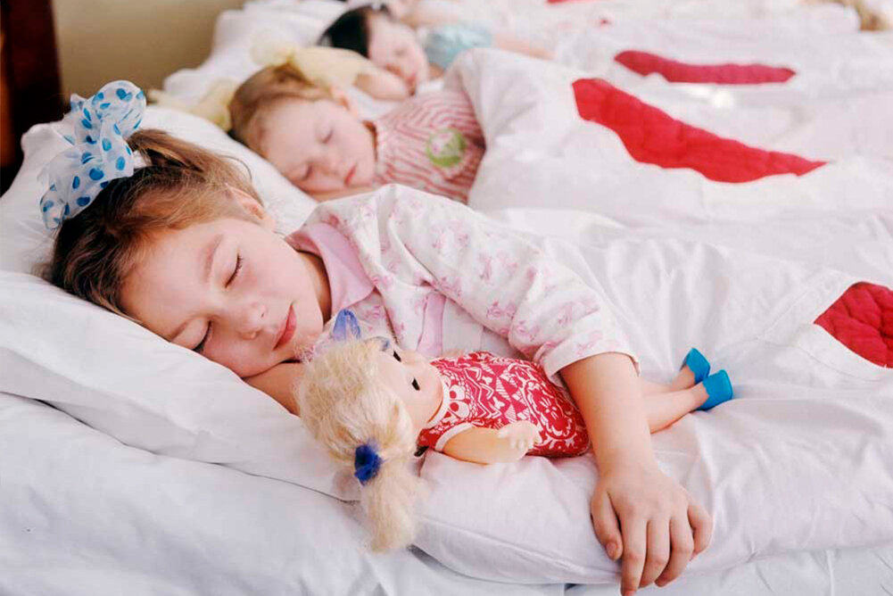 Ребёнок отказывается спать в детском саду. Можно ли избежать тихого часа?