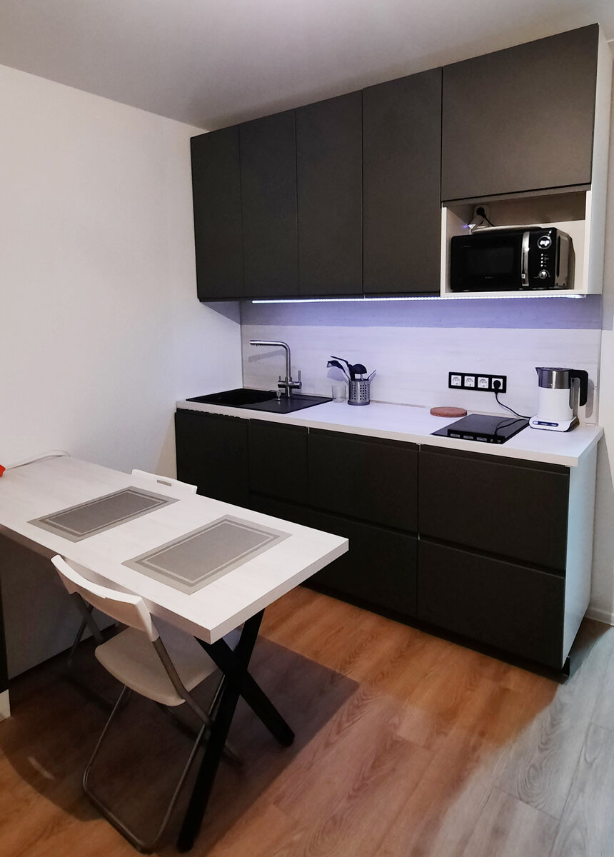 "Кухня-франкенштейн" состоит из материала разных магазинов. Придумал и собрал самостоятельно. Стол полностью моя фантазия.