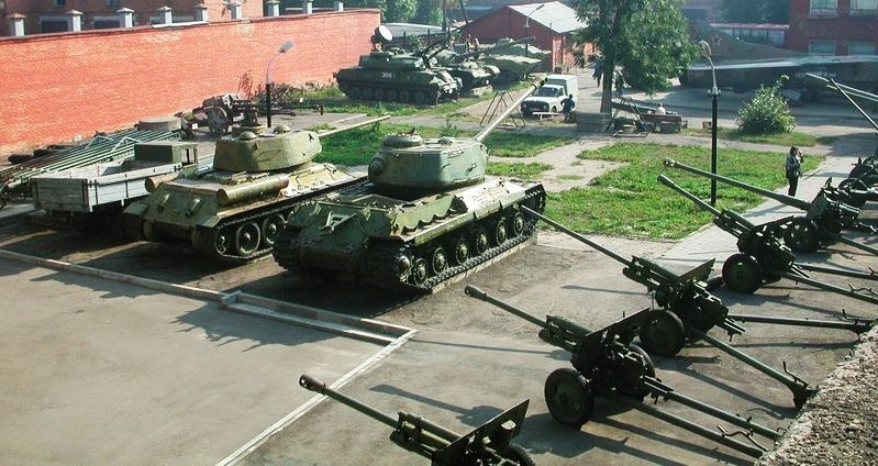 Двор военной техники музея