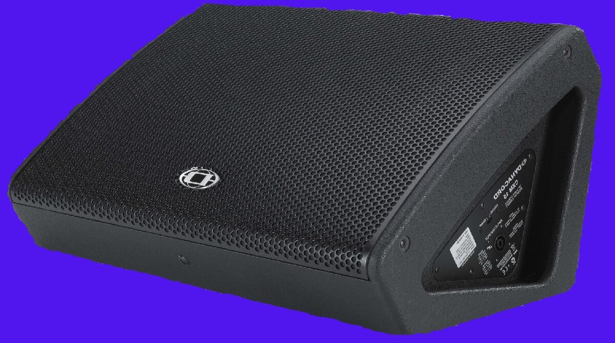 Мониторы направлены на выступающего для баланса звука на сцене.