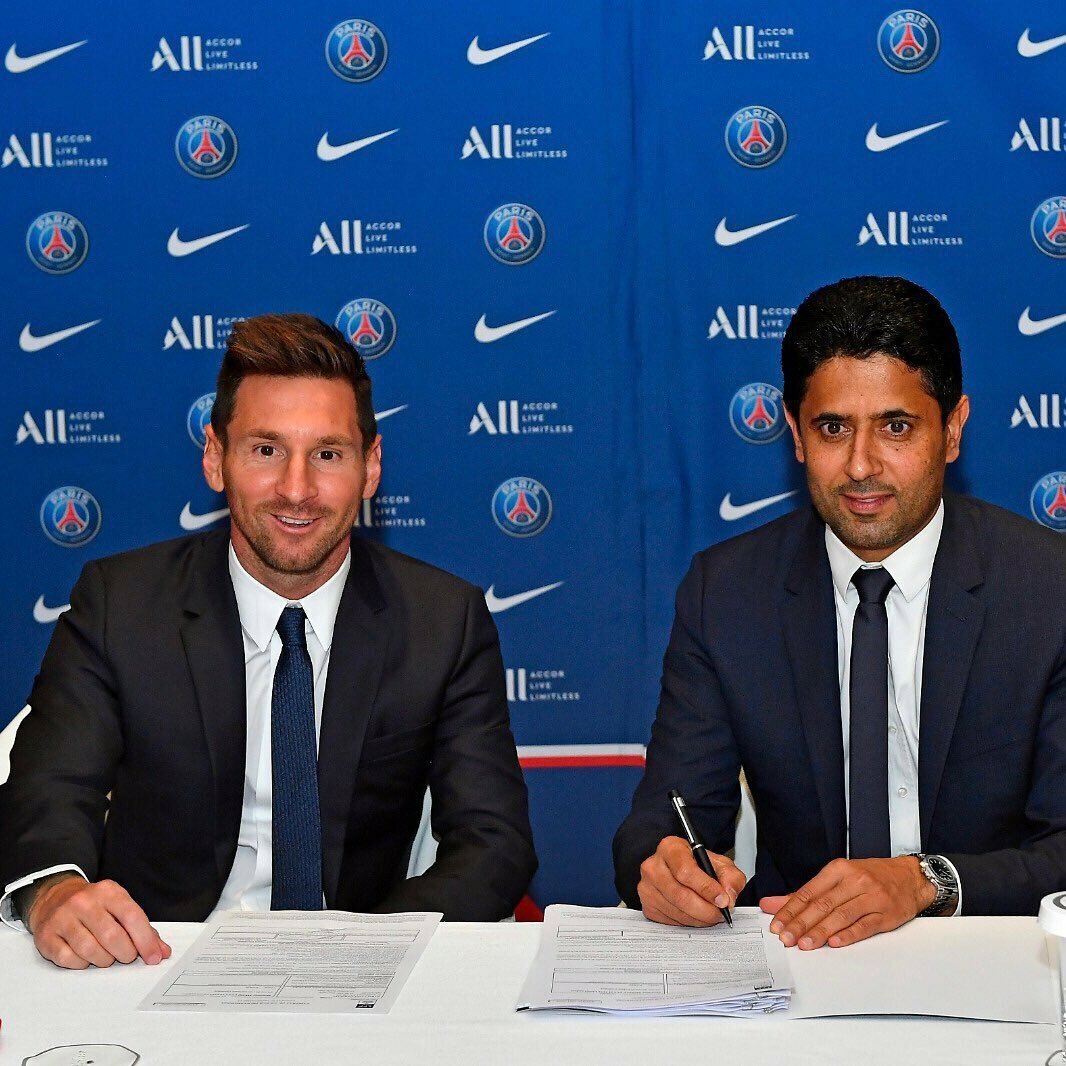 Лионель Месси подписывает контракт с французским клубом "ПСЖ". Фото с официального аккаунта в инстаграмм футбольного клуба "ПСЖ"