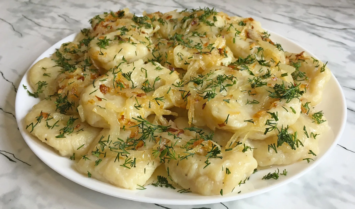 Рецепт постного теста для вареников с картошкой. Ленивые картофельные вареники. Ленивые вареники с картошкой. Ленивые вареники с картофелем. Пельмени с картошкой.