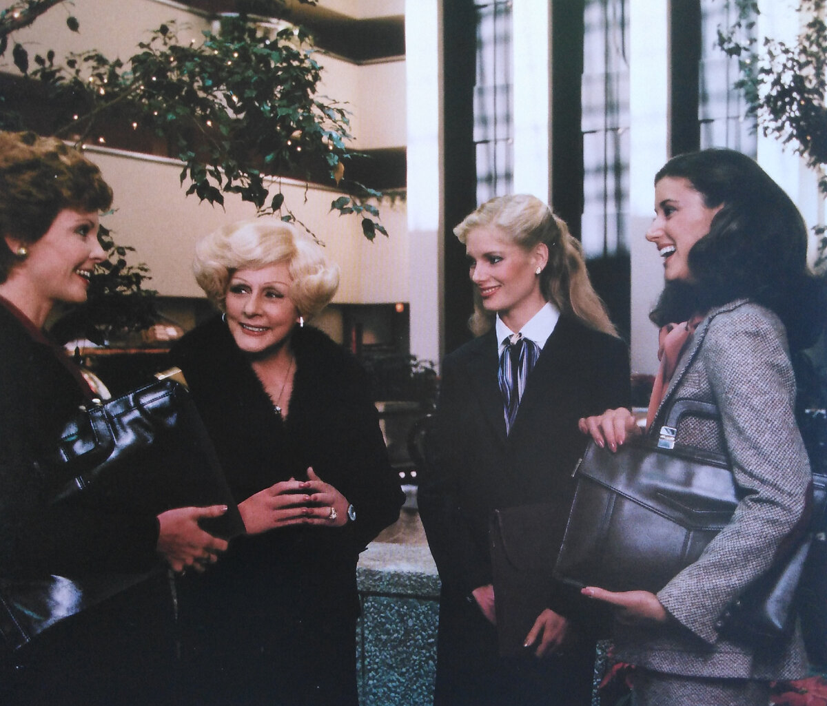 Мэри Кэй Эш (вторая слева) с Директорами компании "Mary Kay". Фото из годового отчёта для акционеров компании. Из моей коллекции 