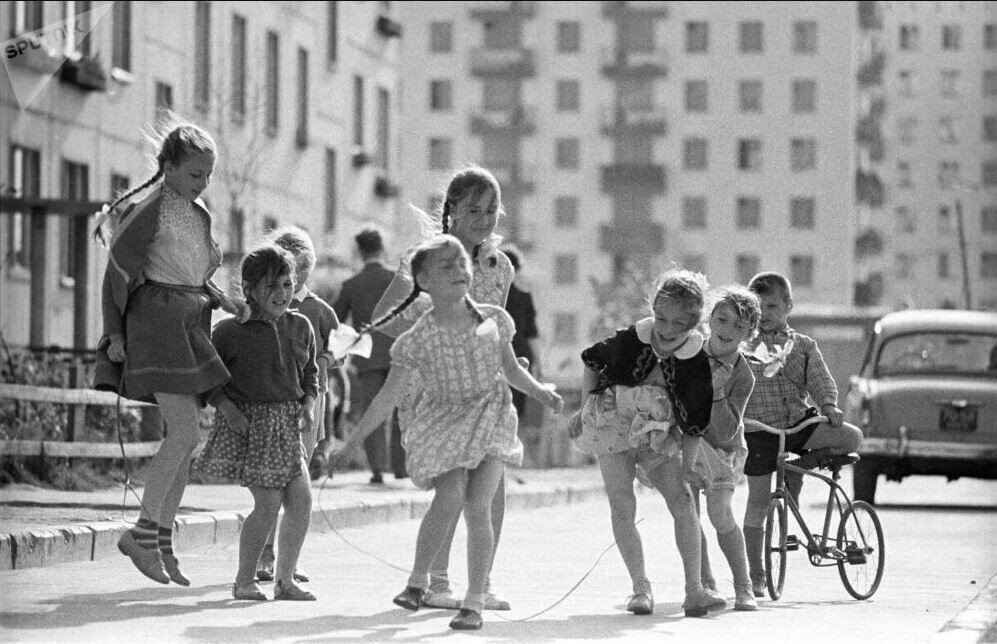 Дети давно не играют и не гуляют одни на улицах городов...