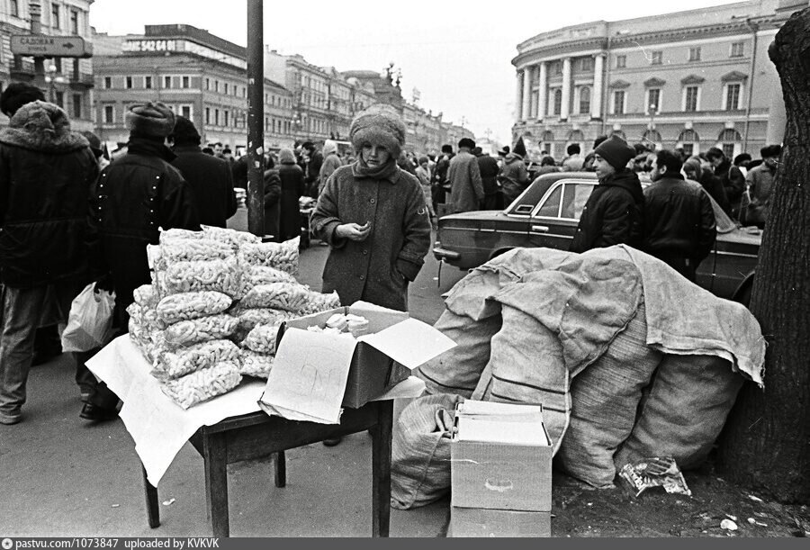 1994 год. Санкт-Петербург 1994 год. Невский проспект 1994 год. Торговля на Невском проспекте. Уличная торговля Питер 90 годов.