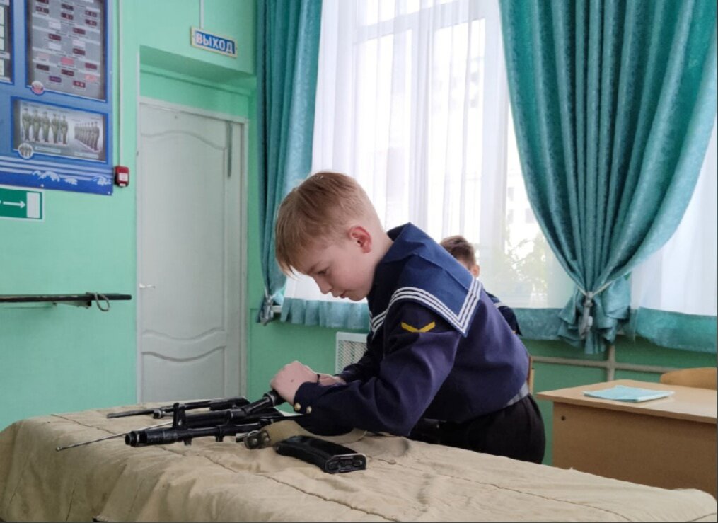 Этап "Разборка сборка Автомата Калашникова". Фото Е. Смирнова