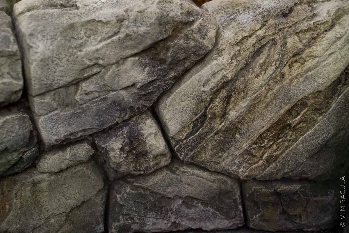 Окрашивание бетона собственноручно приготовленными смесями не настолько качественно, как использование специально предназначенного для этой цели состава, но более экономично. По одному из способов смешивается дистиллированная вода, глубоко проникающая грунтовка на водной основе для минеральных поверхностей и водорастворимые пигменты разных оттенков. Получившийся раствор лучше наносить губкой, делая неравномерные движения для лучшей стилизации каменной поверхности. После высыхания дополнительная покраска бетона глянцевым лаком придает «камню» мокрый вид.