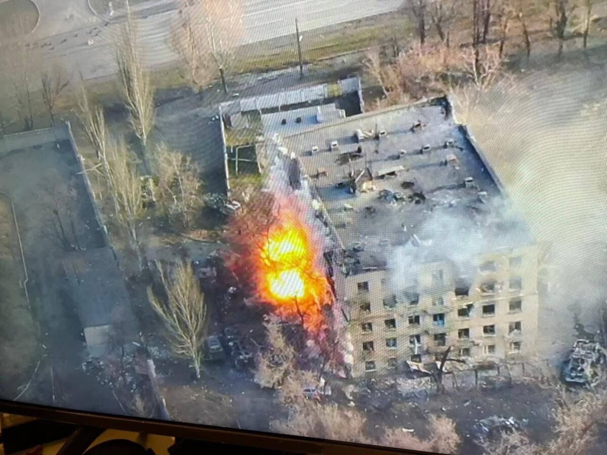 Этот самый дом, и сгоревшая техника отряда.